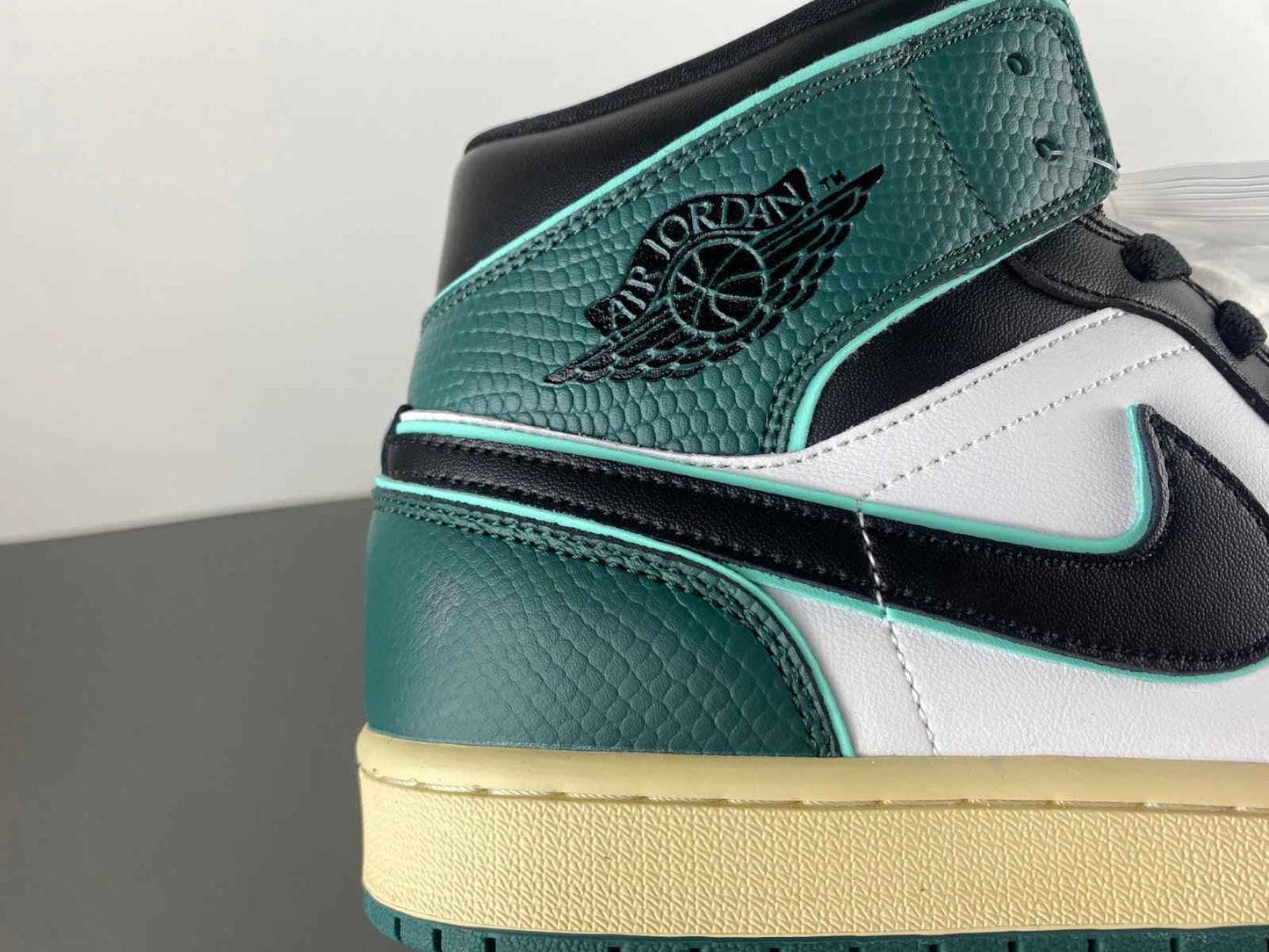 Custom AIR JORDAN 1 MID FQ7818-100