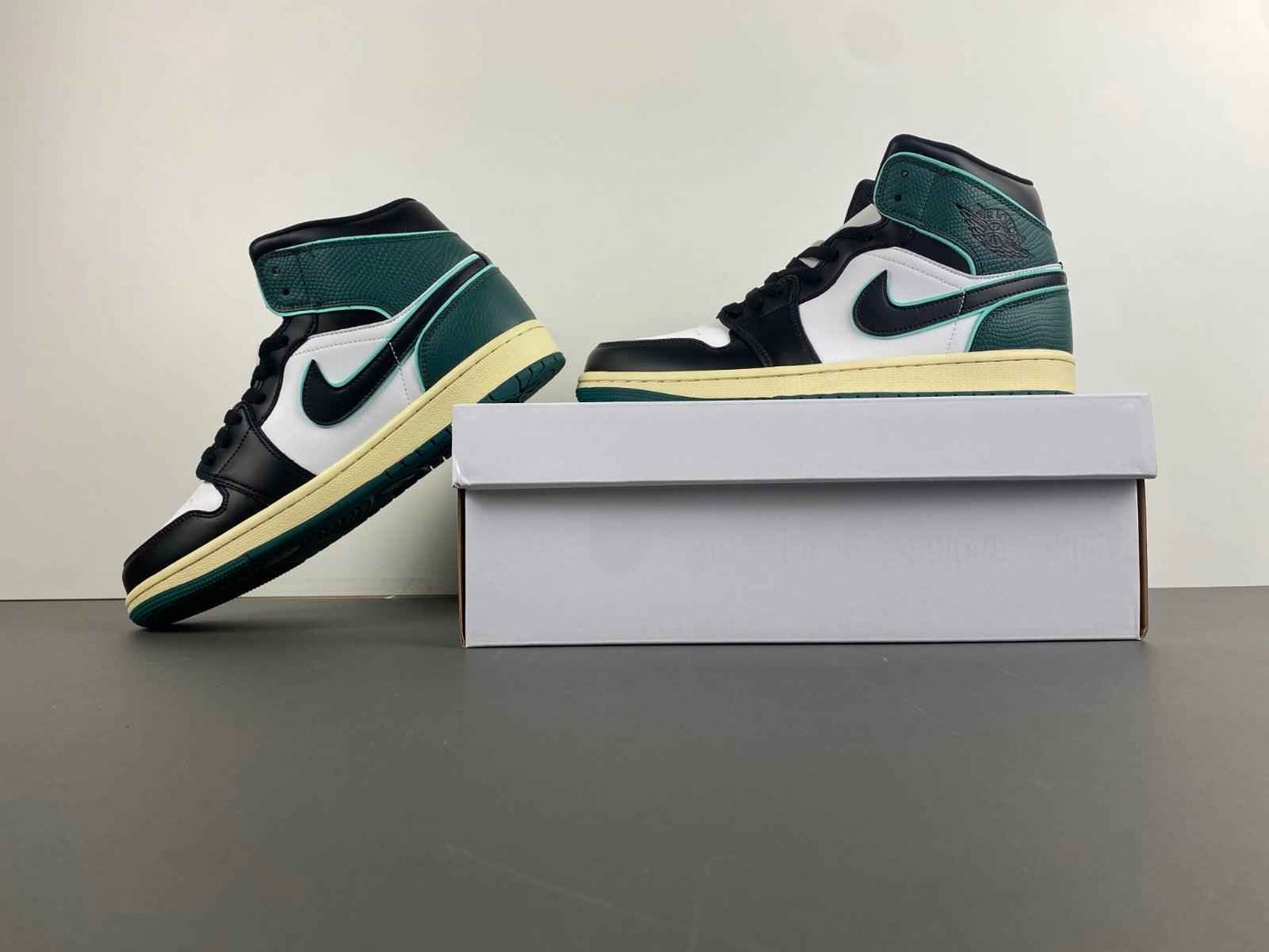 Custom AIR JORDAN 1 MID FQ7818-100