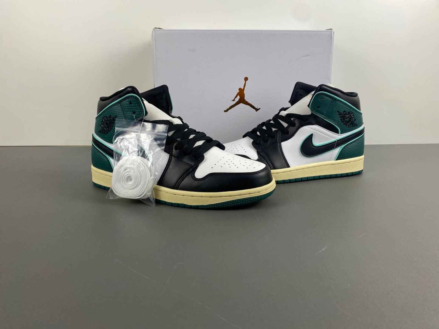 Custom AIR JORDAN 1 MID FQ7818-100