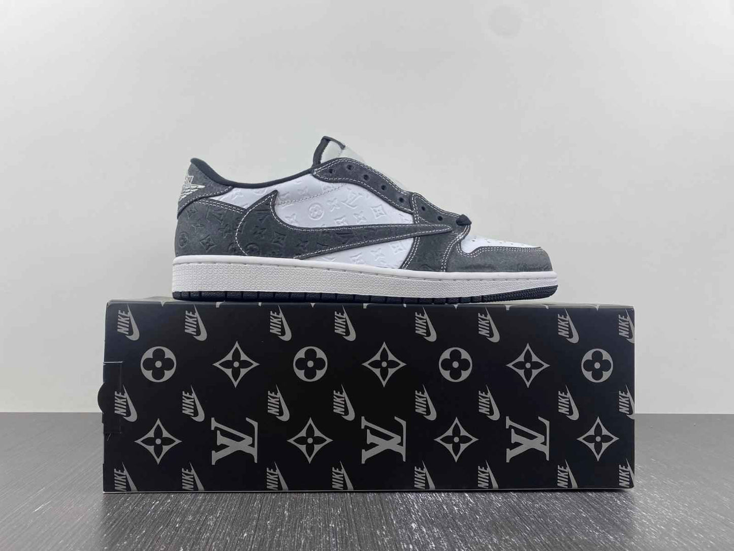 Custom Air Jordan 1 x LV dl2211-001