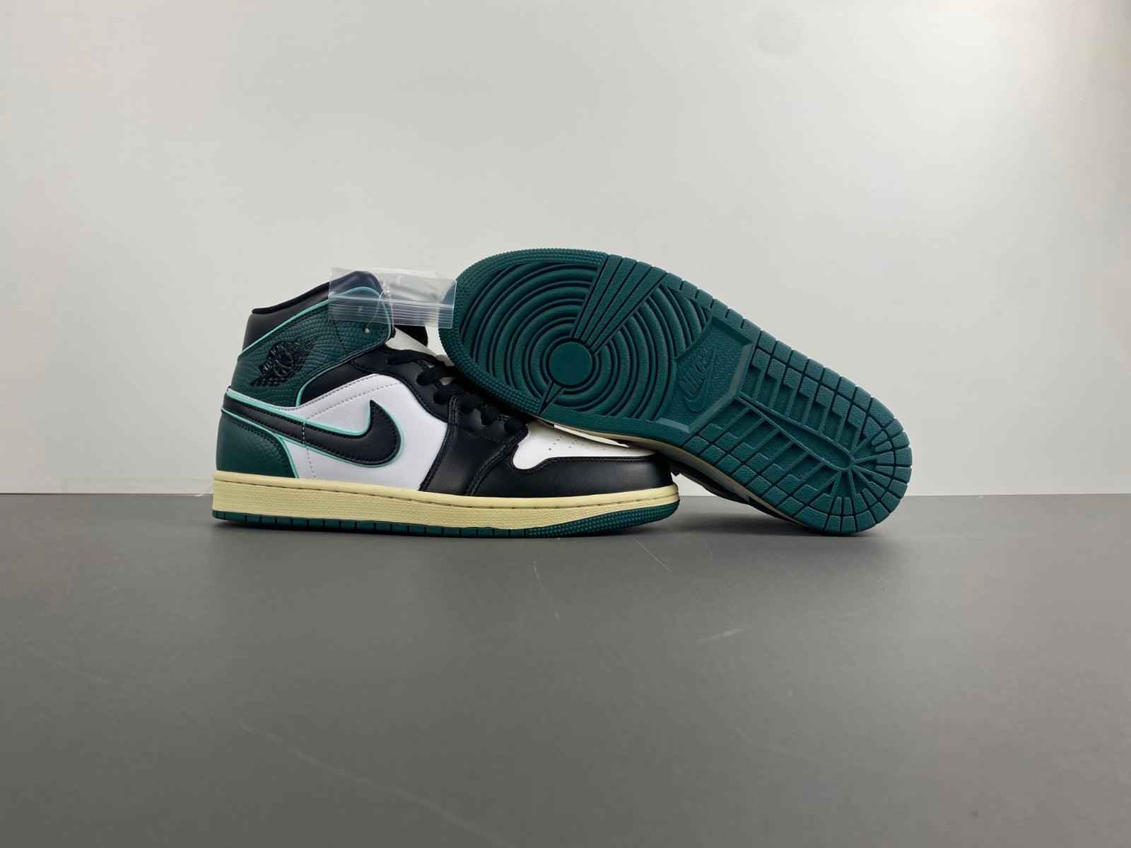Custom AIR JORDAN 1 MID FQ7818-100