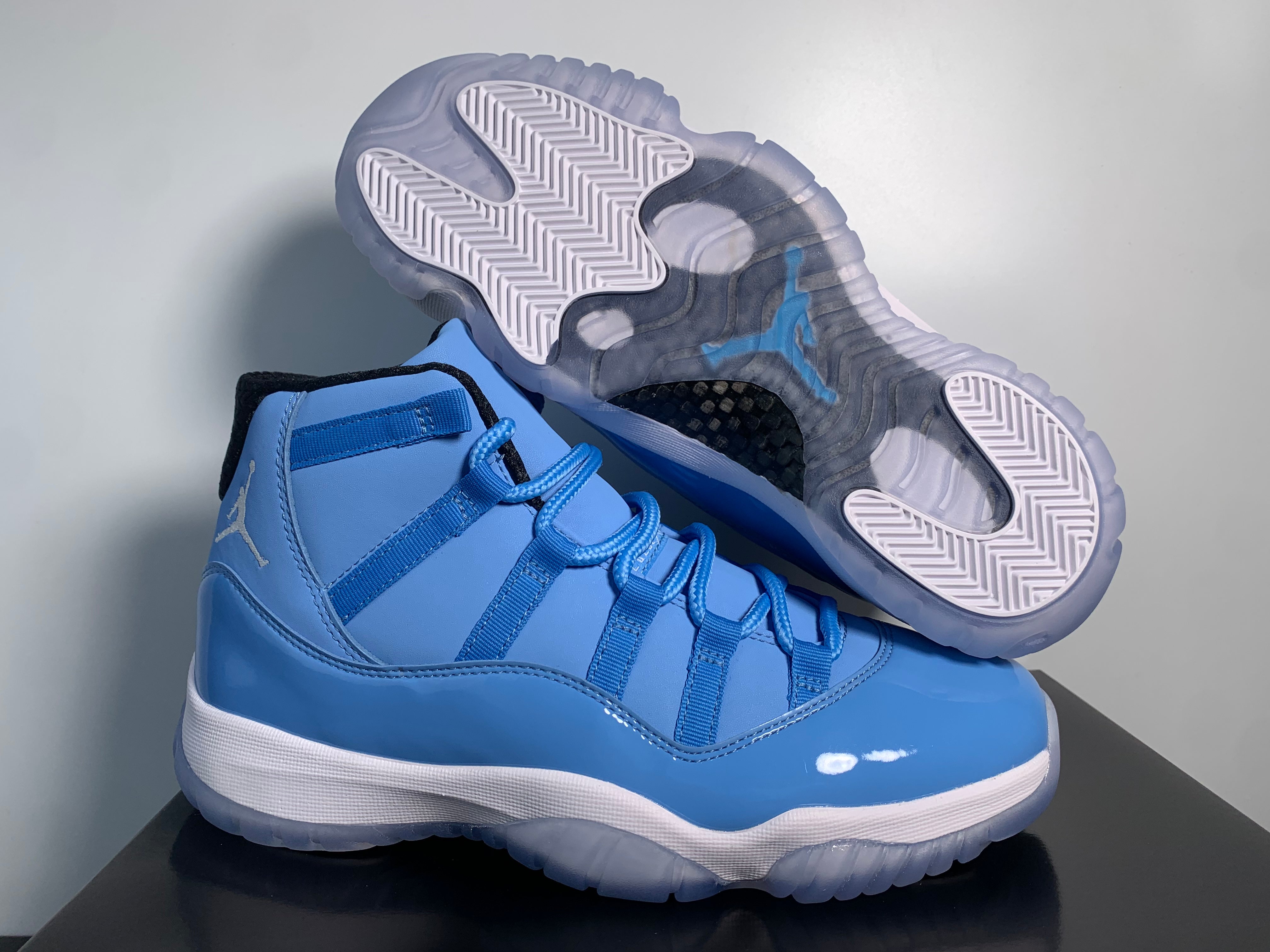 Air Jordan 11 Pantone 717602-900