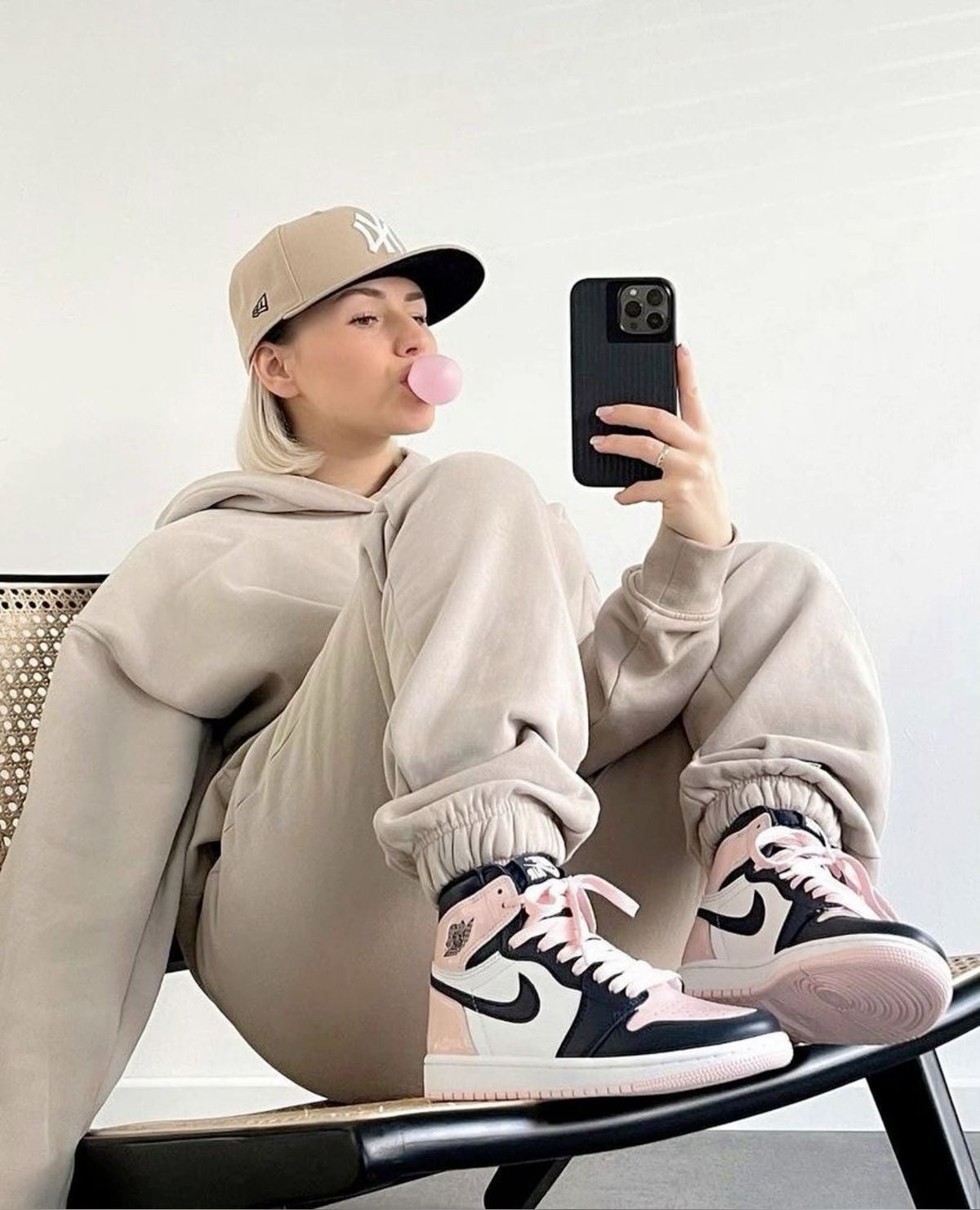 Air Jordan 1 Retro High Wmns OG SE 'Bubble Gum' - 1984