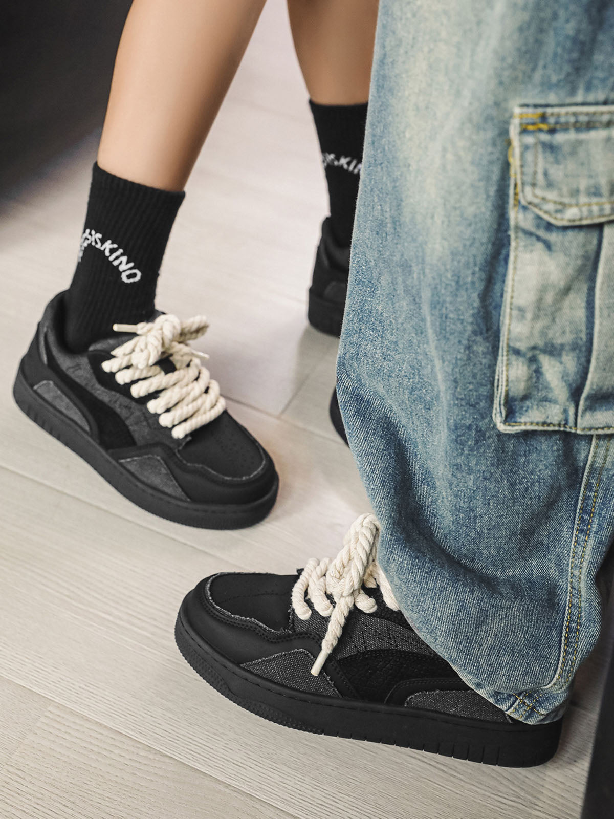 Sneakerhill Canvas Splicing Low Top Sneakers - 1984